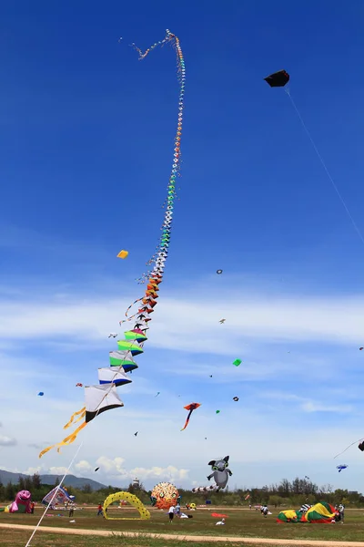 Cha-Am - 3月10日:第12回タイインターナショナルでカラフルな凧 — ストック写真