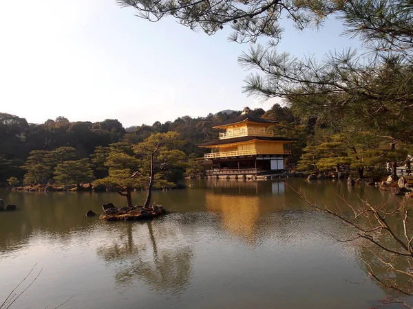 Kinkakuji Temple (Den gyllene paviljongen) i Kyoto, Japan — Stockfoto