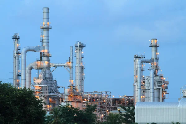 Refinaria de petróleo no crepúsculo (Mapa Ta Phut Industrial Estate Rayong T — Fotografia de Stock