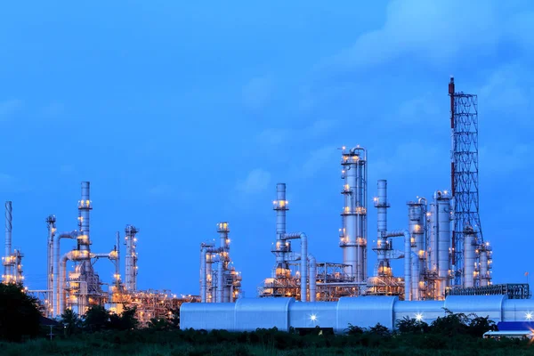 Нефтеперерабатывающий завод в сумерках (Карта Промышленная недвижимость Та Пхут Районг Т — стоковое фото