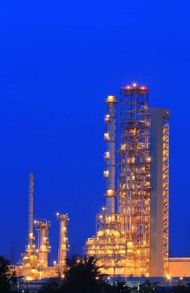 Refinaria de petróleo no crepúsculo (Mapa Ta Phut Industrial Estate Rayong T — Fotografia de Stock