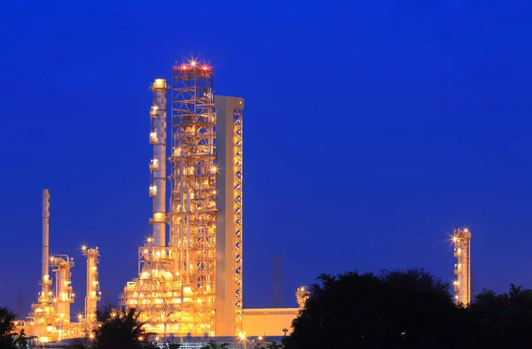 Нафтопереробний завод при сутінках (Map Ta Phut Industrial Estate Rayong T — стокове фото