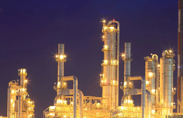 Oil refinery at twilight (Map Ta Phut Industrial Estate Rayong T — 스톡 사진