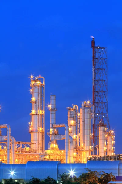 Oljeraffinaderi vid skymning (Karta Ta Phut Industrial Estate Rayong T — Stockfoto