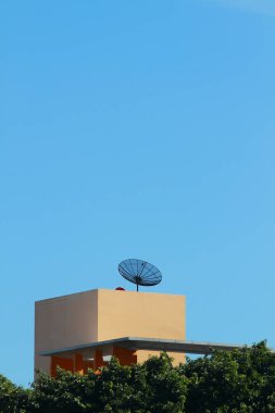 Ticaret binasının uydu anteni.