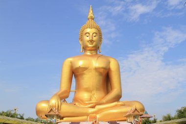 Mavi gökyüzü arka plan üzerinde büyük Buda resim