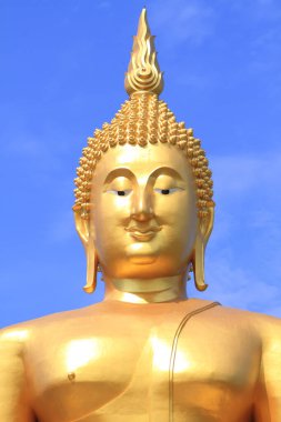 Mavi gökyüzü arka plan üzerinde büyük Buda resim