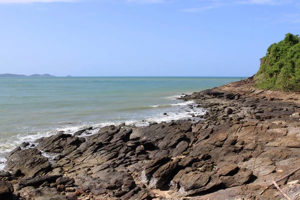 Steine am tropischen Strand — Stockfoto