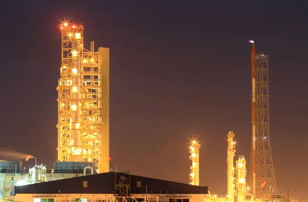 Refinaria de petróleo no crepúsculo (Mapa Ta Phut Industrial Estate Rayong T — Fotografia de Stock