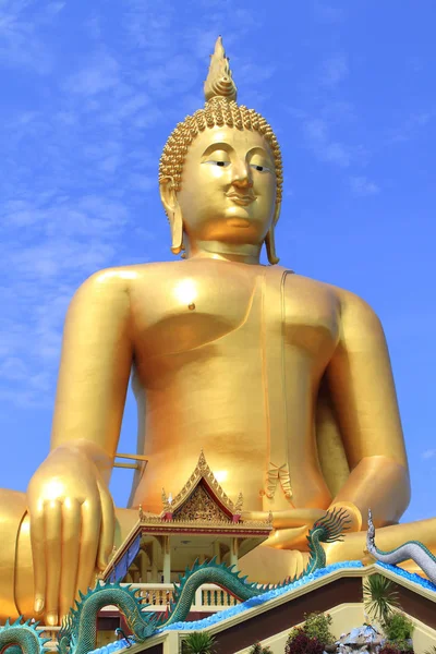 Grande image de Bouddha sur fond bleu ciel — Photo