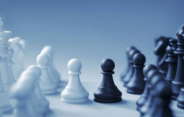 Siyah ve beyaz satranç taşları açık mavi arka planı üzerinde karşı karşıya — Stok fotoğraf