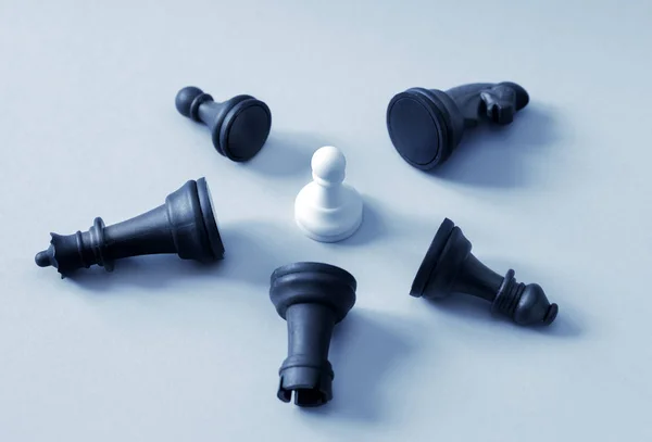 Versloeg zwarte schaakstukken, bestaande uit witte pion — Stockfoto