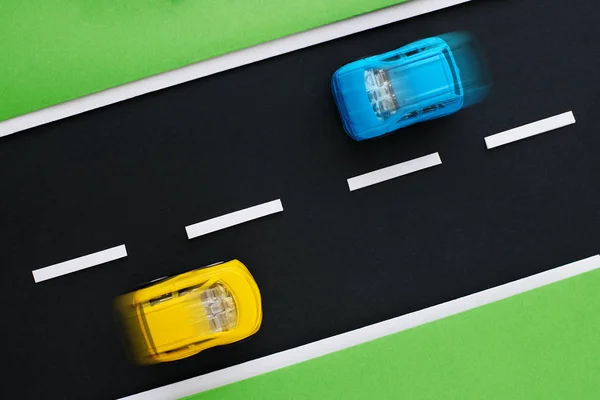 Children's highway with yellow and blue cars. — Stock Photo, Image