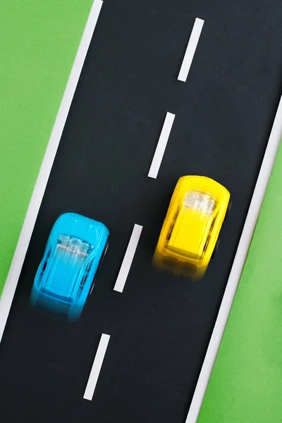 Children's highway with yellow and blue cars. — Stock Photo, Image