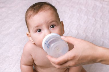 Bir şişeden besleniyor şirin bebek