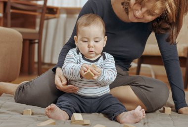 Şirin küçük bebek çocuk tahta bloklarla oynama
