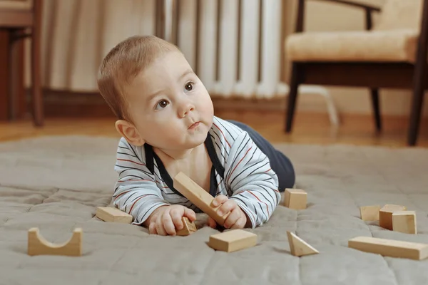 Очаровательный маленький мальчик играет со своими игрушками — стоковое фото