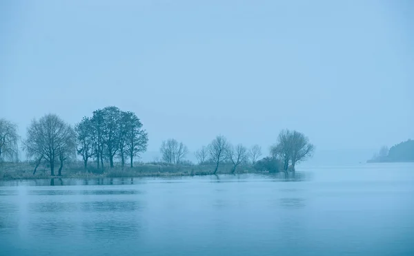 Lago tonificado azul frío en invierno — Foto de Stock