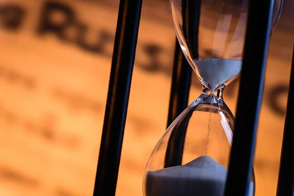 Sand läuft durch eine Sanduhr — Stockfoto