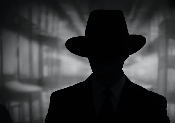 Silhouette di un uomo misterioso con un cappello — Foto Stock