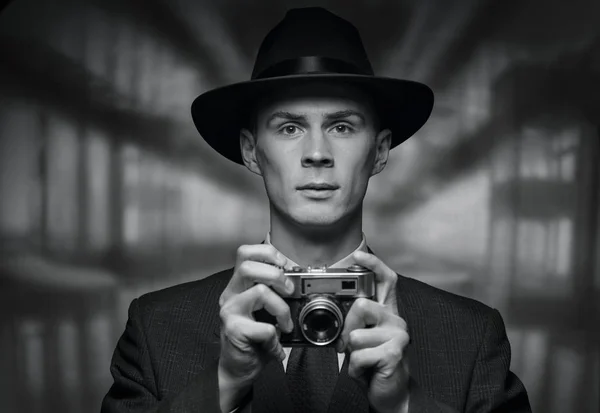 Vista frontal do homem segurando câmera vintage — Fotografia de Stock