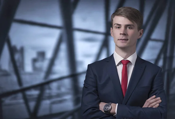 Jovem elegante confiante em um terno de negócios — Fotografia de Stock