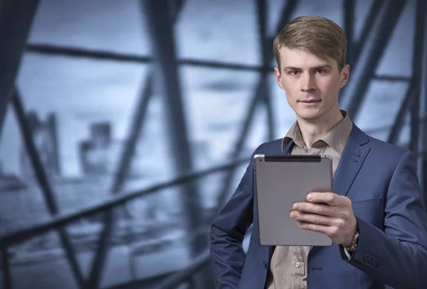 Elegante jovem empresário segurando um tablet — Fotografia de Stock