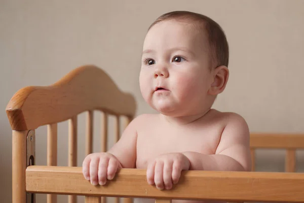 Allvarlig Knubbig ung baby med en fokuserad blick — Stockfoto