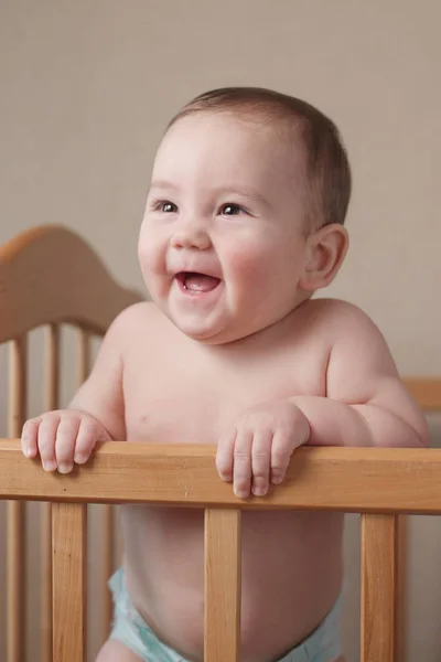 Nuttet glad ung baby med et dejligt smil - Stock-foto