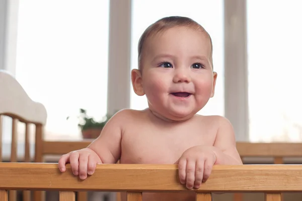 Χαριτωμένο στρουμπουλό μωρό με ένα ευτυχισμένο χαμόγελο — Φωτογραφία Αρχείου