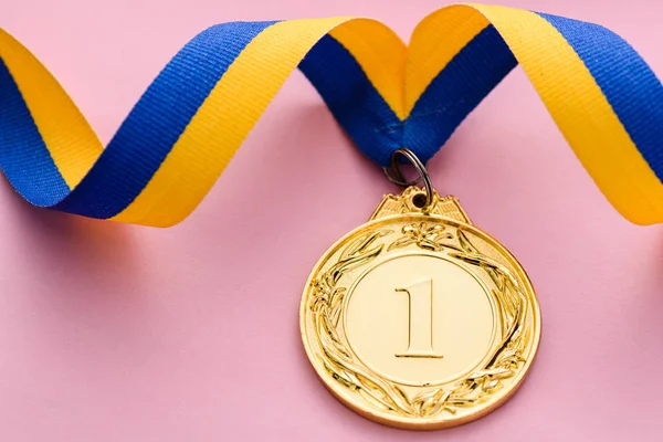 Close-up studio shot of number one golden medal — Stock Photo, Image