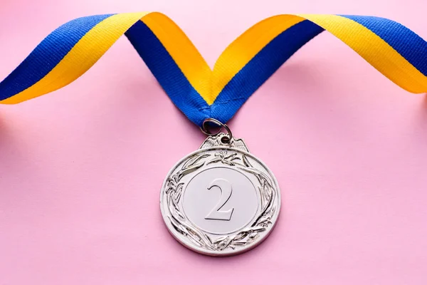 Крупним планом студійний знімок номером дві срібні медалі — стокове фото