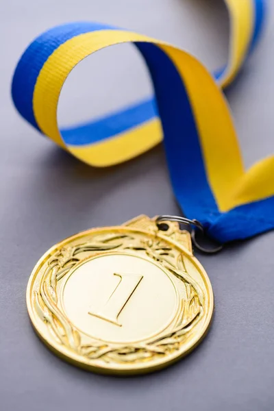 Close-up studio shot of first place golden medal — Stock Photo, Image