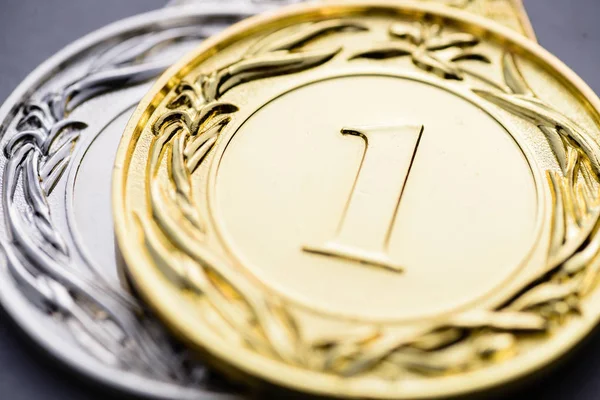 Close-up da medalha de ouro com o número um em relevo — Fotografia de Stock