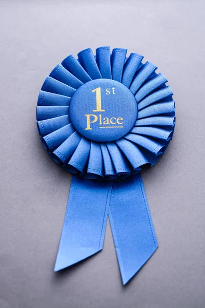 Championship rosette for first place on grey — Stock Photo, Image