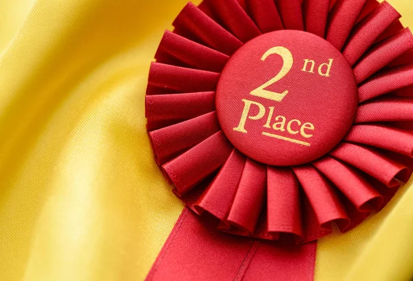 2o lugar roseta vencedores vermelhos com fita plissada — Fotografia de Stock