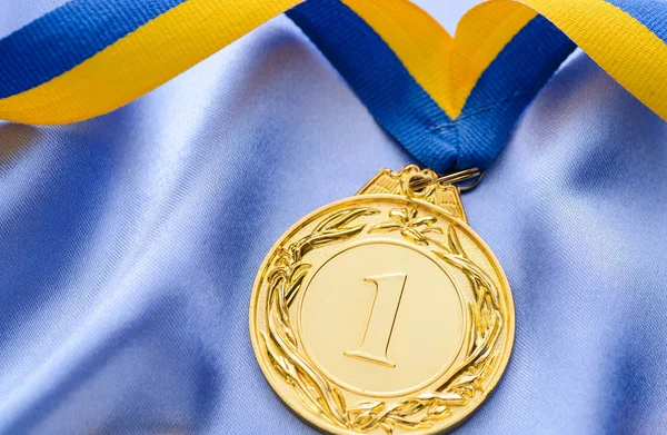 Νικητές χρυσό μετάλλιο σε μια κορδέλα — Φωτογραφία Αρχείου