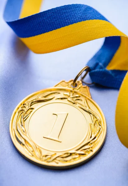 リボンにゴールドの勝者メダル — ストック写真