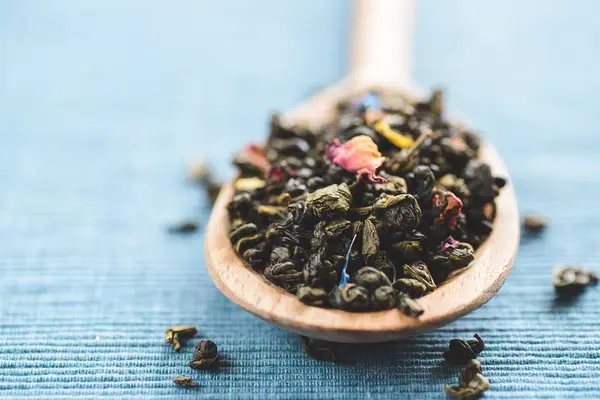 Högen av grönt te på en träslev — Stockfoto