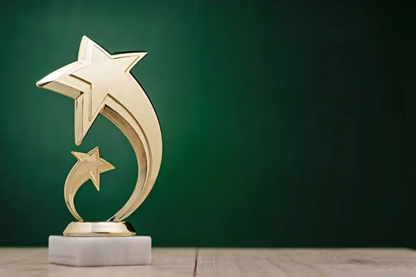 Troféu de vencedores elegantes com estrelas cadentes — Fotografia de Stock