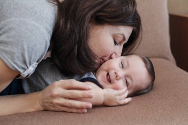 genç anne bebek oğlu ile oynama