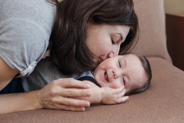genç anne bebek oğlu ile oynama