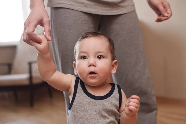 Baby pojke tar sitt första steg lära sig gå — Stockfoto