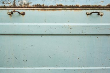 Çizik boya ve pas ile metal levha