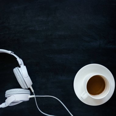 kulaklık kablosu siyah bir tablo ile