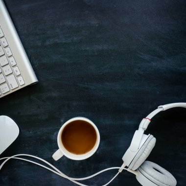 kulaklık kablosu siyah bir tablo ile