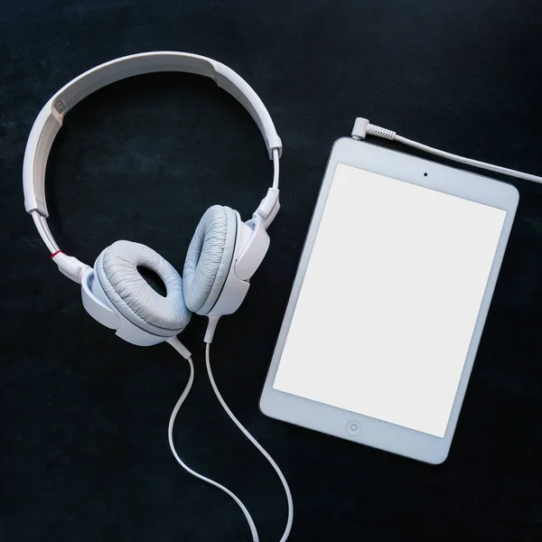 Auriculares con cable en una mesa negra — Foto de Stock