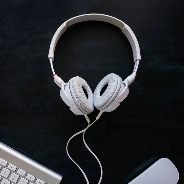 kulaklık kablosu siyah bir tablo ile