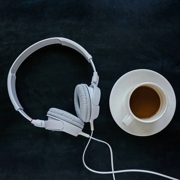 kulaklık kablosu siyah bir tablo ile