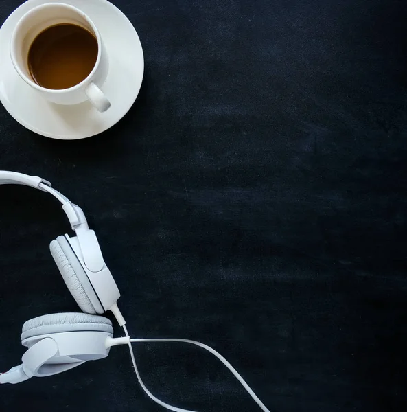 kulaklık kablosu siyah bir tablo ile